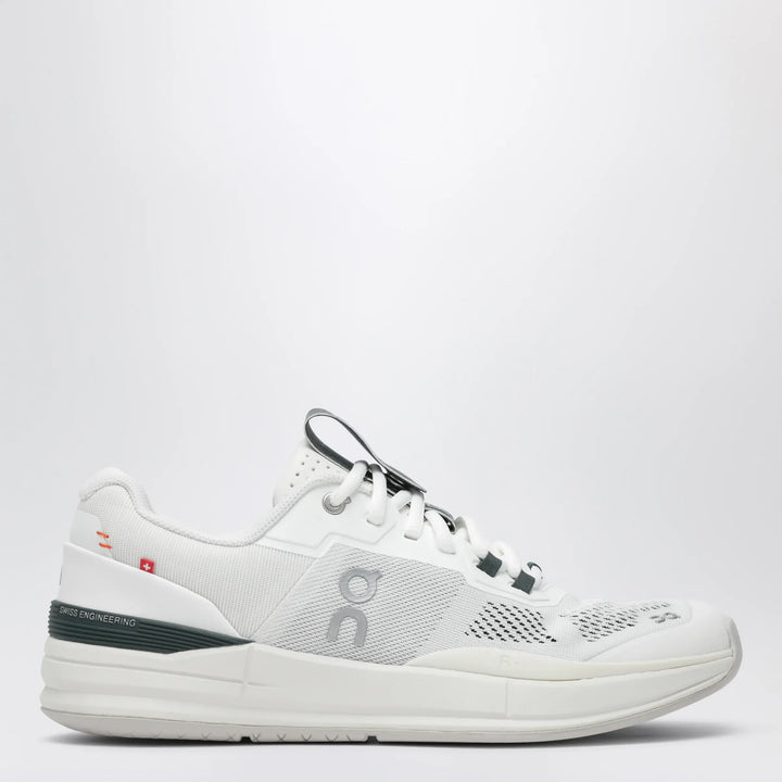 On - THE ROGER Pro tennis shoes in mesh, white/evergreen Brand 7 US